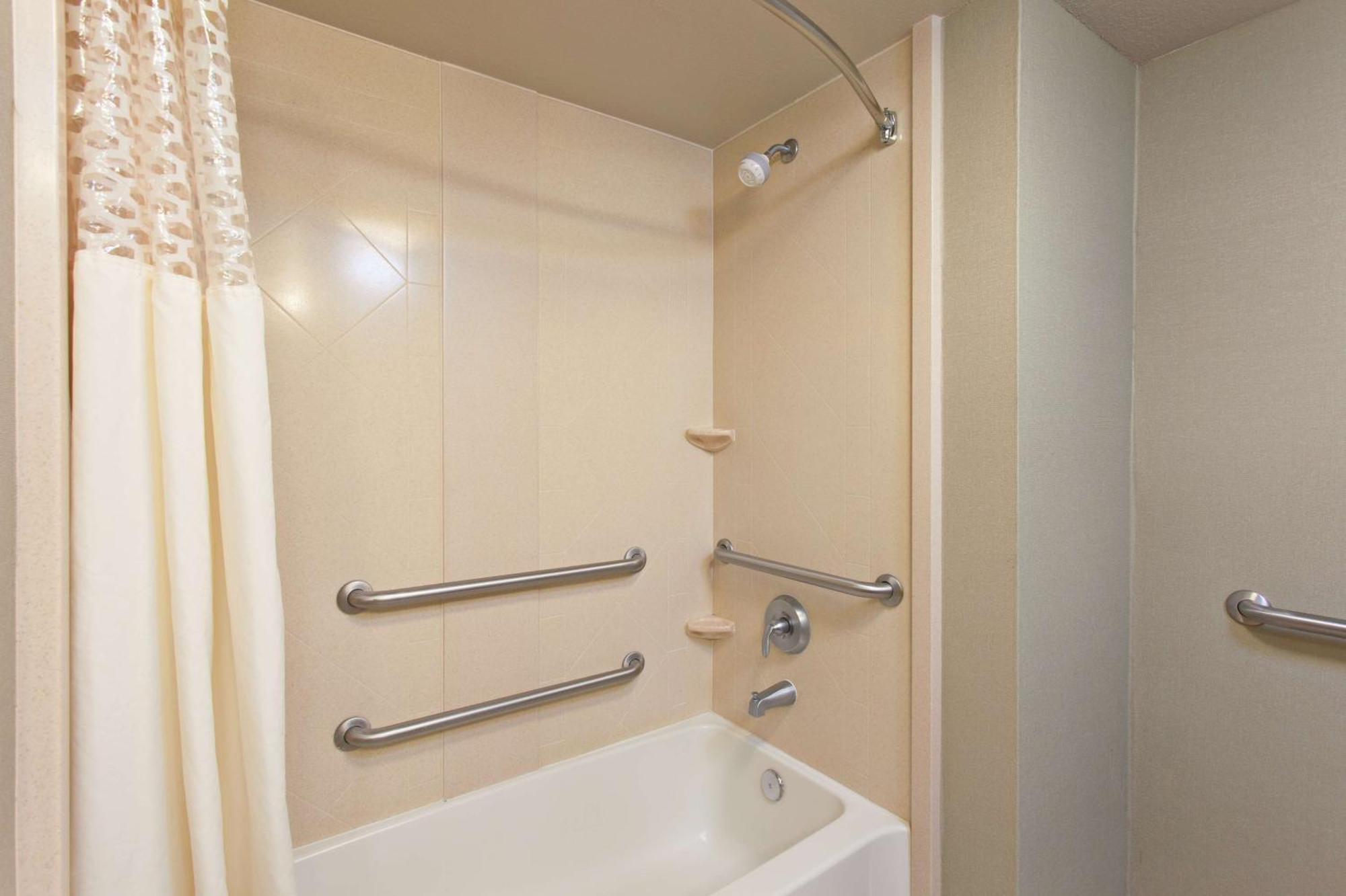 King Room Accessible Tub Mobility Hearing Access or Non-Smoking,1698908619:JPEG